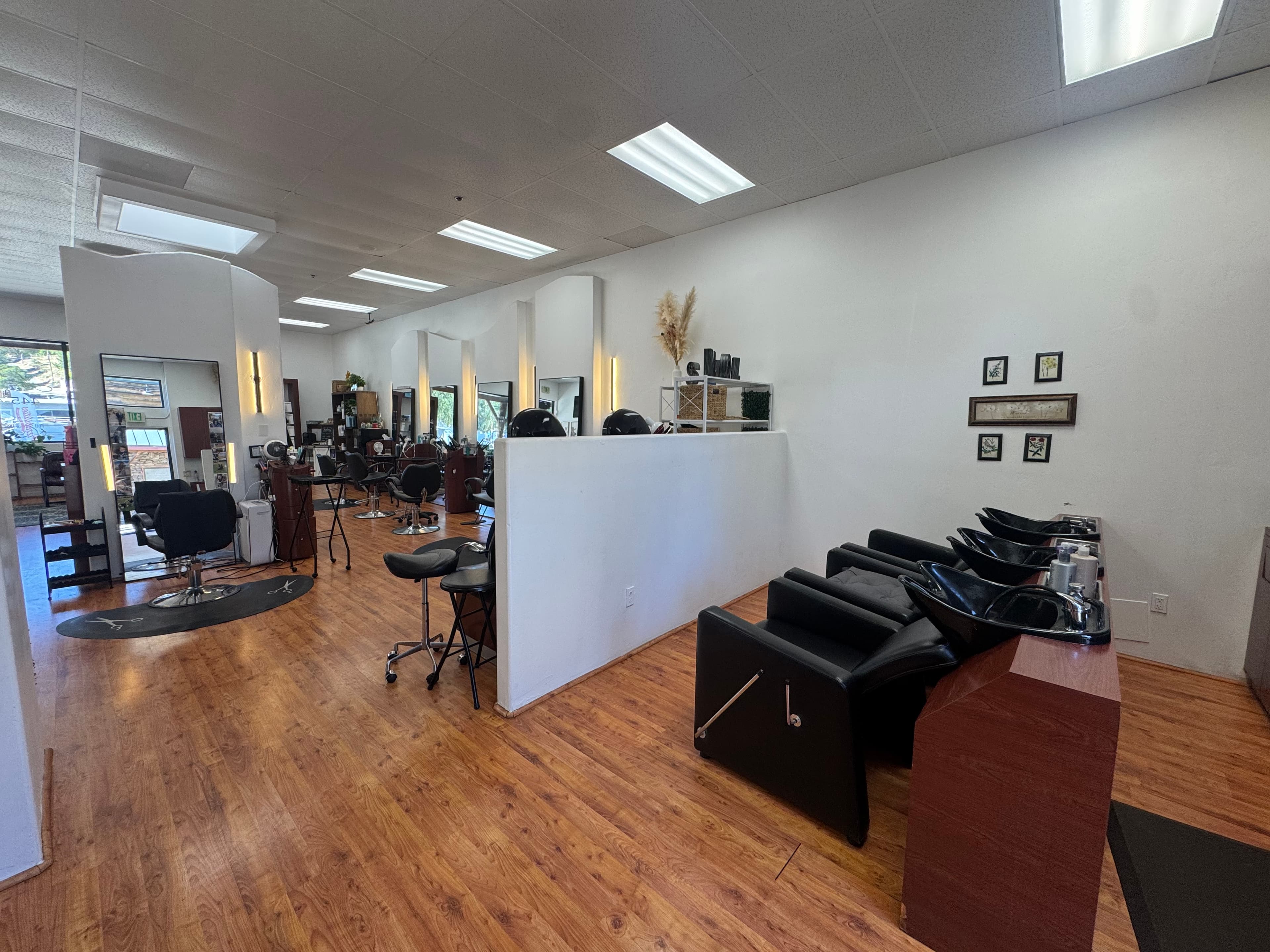 INDEPENDENT HAIR STYLIST — CHAIR RENTAL
